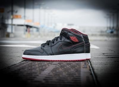 NIKE AIR JORDAN 1 MID (554725-028)